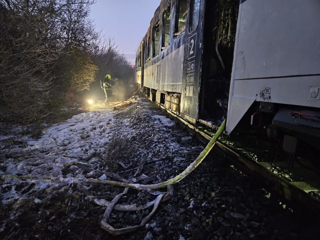 Pożar pociągu pasażerskiego w Czechach. Szybka akcja strażaków i spore straty foto: HZS