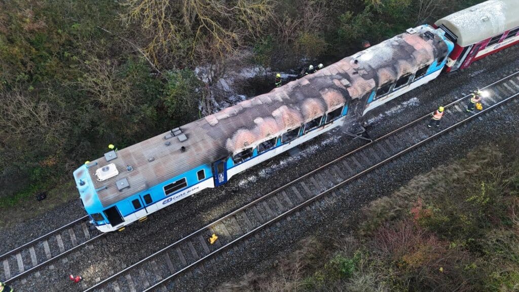 Pożar pociągu pasażerskiego w Czechach. Szybka akcja strażaków i spore straty foto: HZS