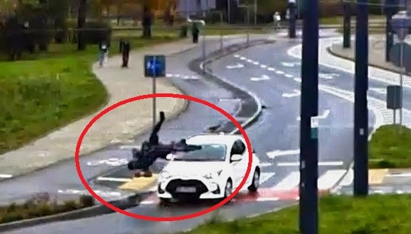 Infobike - Olsztyn: Rowerzysta wjechał w samochód na przejeździe i dostał mandat