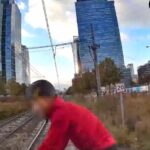 Rowerzysta wjeżdża pod tramwaj