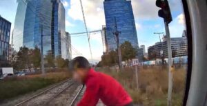 Rowerzysta wjeżdża pod tramwaj