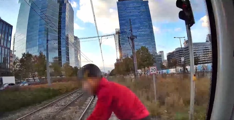 Infotram - Warszawa: Rowerzysta wjechał na czerwonym świetle. Wprost pod tramwaj