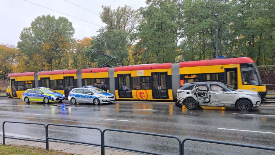 Warszawa: Auto rozbiło się na torowisku. Tramwaj uderzył w zniszczone bariery foto: TVP Warszawa