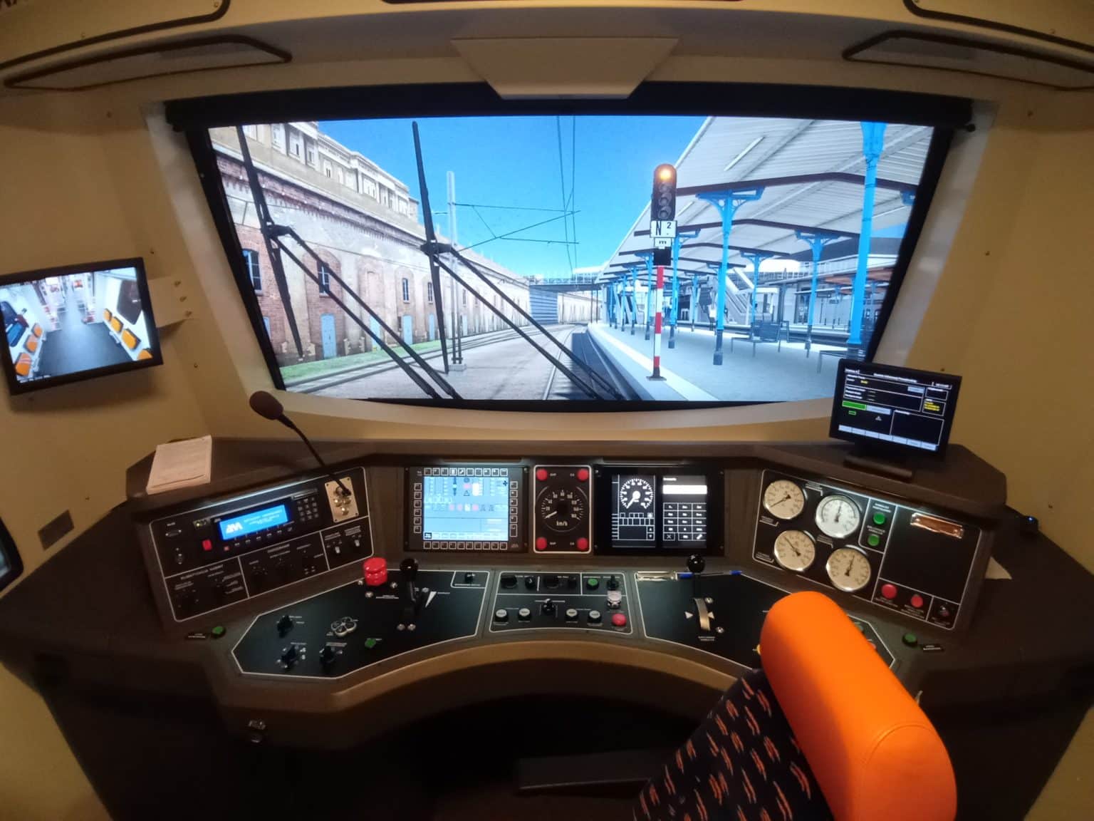 Inforail - POLREGIO modernizuje symulator szkoleniowy EN57AL w Lublinie