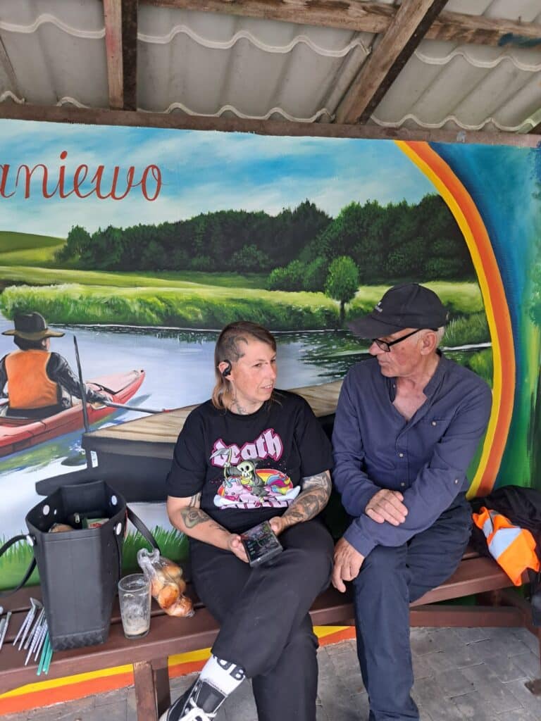 Gmina Lidzbark Warmiński zatrudniła artystkę do malowania przystanków i szkół