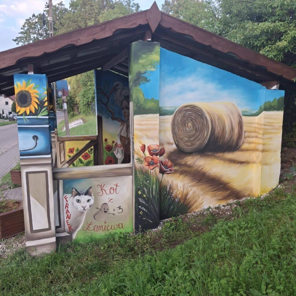 Gmina Lidzbark Warmiński zatrudniła artystkę do malowania przystanków autobusowych / fot. UG Lidzbark