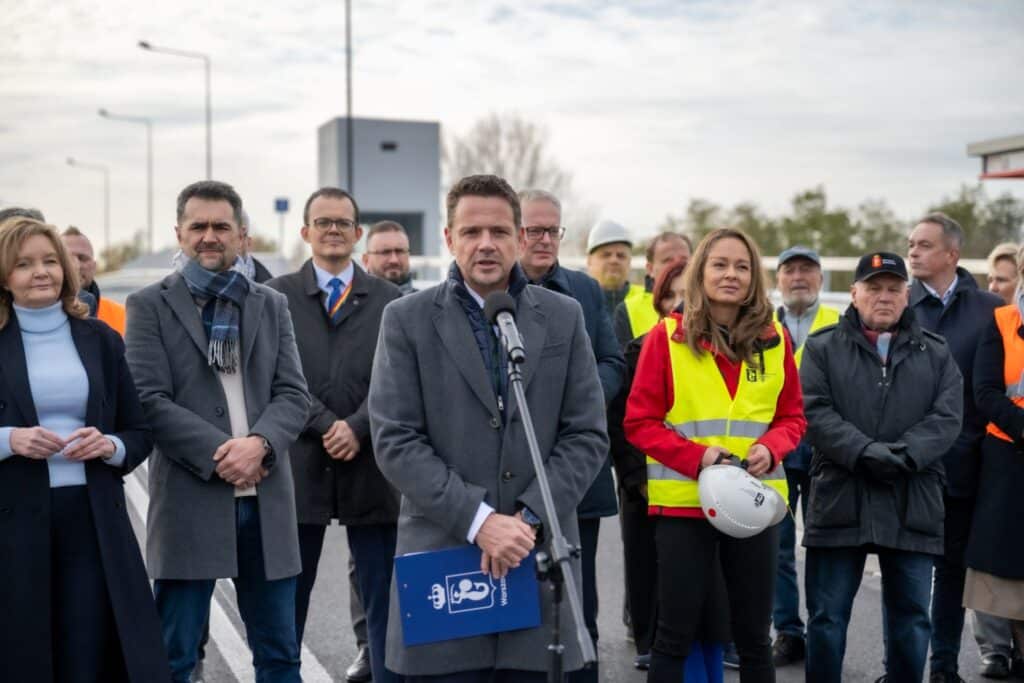 W czwartek, 30 października, otwarty został nowy wiadukt nad linią kolejową. Ulica nad torami jeżdżą już także autobusy.
