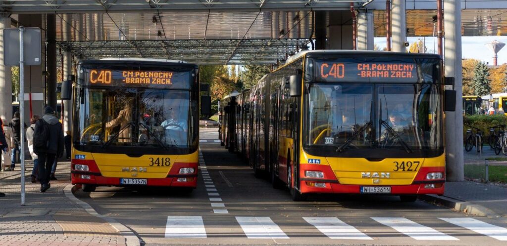 Warszawa/ Pierwsze linie cmentarne już wyjechały na ulice / fort. WTP