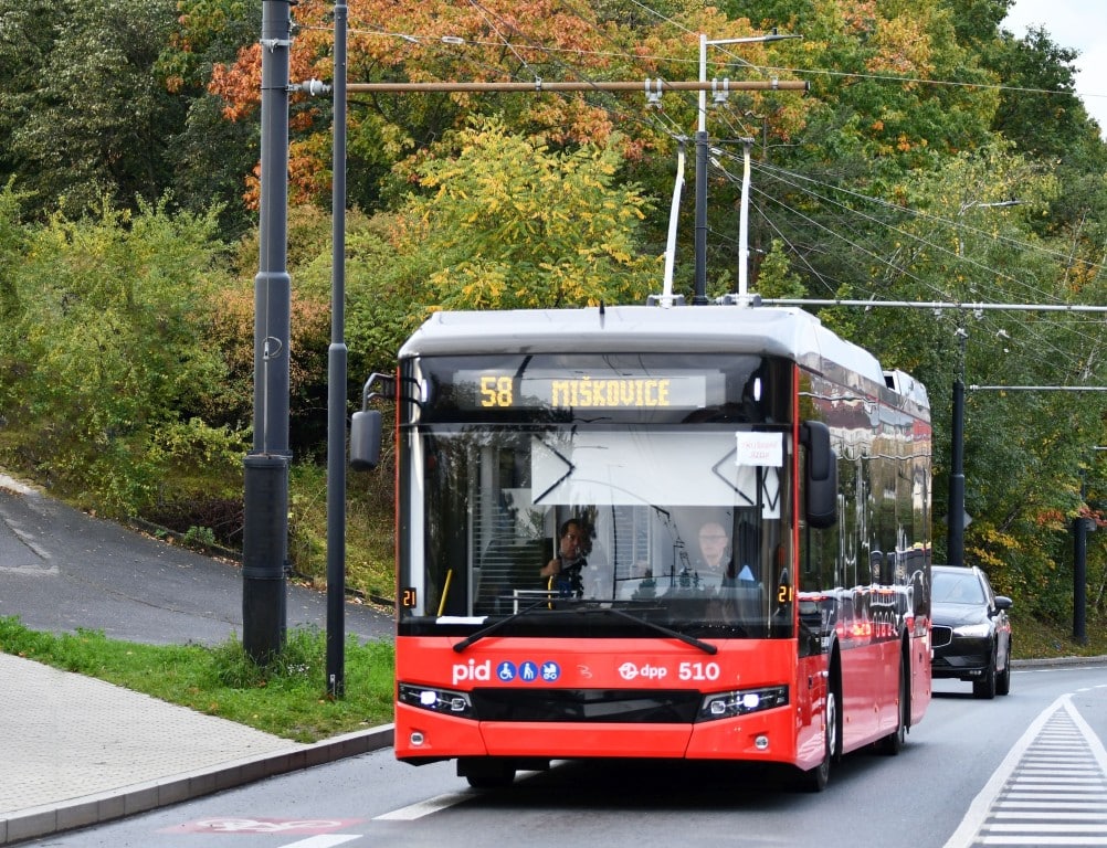 Trolejbus Bozankaya SNG 12T z Medcomem rusza w trasę z pasażerami. W Pradze