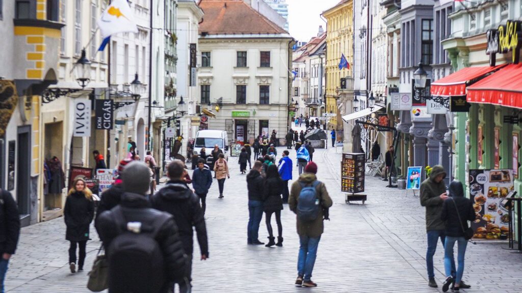 Od 1 stycznia 2026 roku na chodnikach w całym kraju będzie obowiązywało ograniczenie prędkości do 6 km/h... dla pieszych.