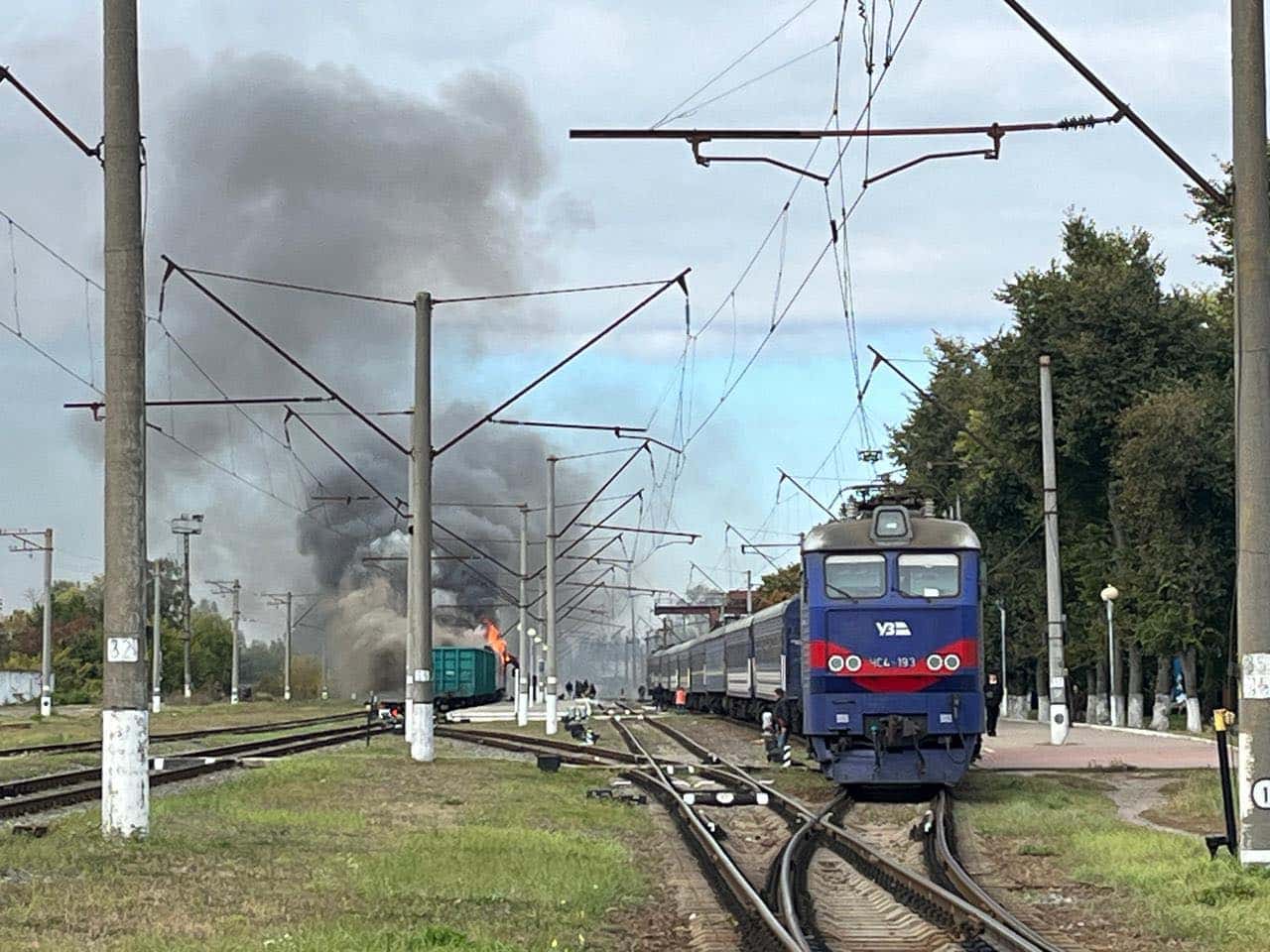 Inforail - Rosyjskie ataki na dworzec kolejowy w Szostce. Płoną pociągi Kolei Ukraińskich