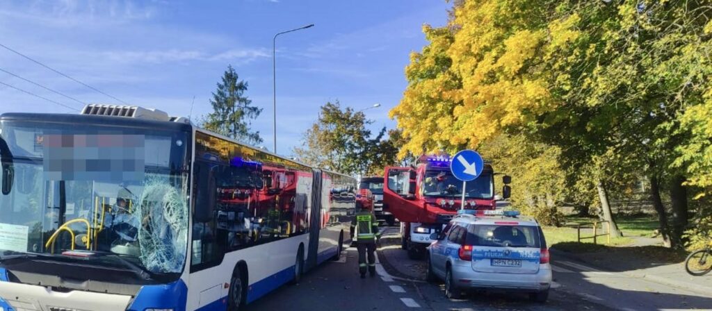 14-latek na hulajnodze wjechał prosto pod autobus. Śmigłowiec LPR w akcji! / fot. Policja
