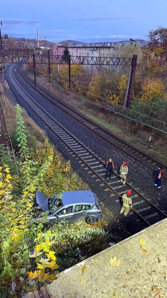 Samochód spadł z wiaduktu w Jeleniej Górze. Prosto na tory foto: Policja