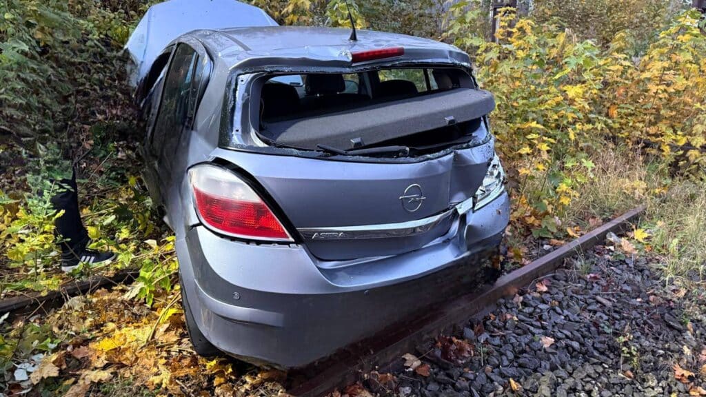 Samochód spadł z wiaduktu w Jeleniej Górze. Prosto na tory foto: Policja