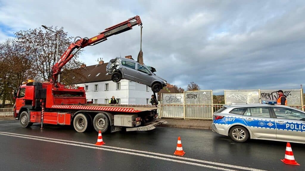 Samochód spadł z wiaduktu w Jeleniej Górze. Prosto na tory foto: Policja