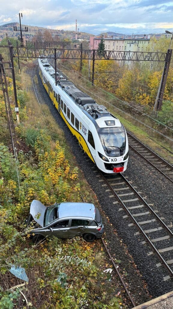 Samochód spadł z wiaduktu w Jeleniej Górze. Prosto na tory foto: Policja