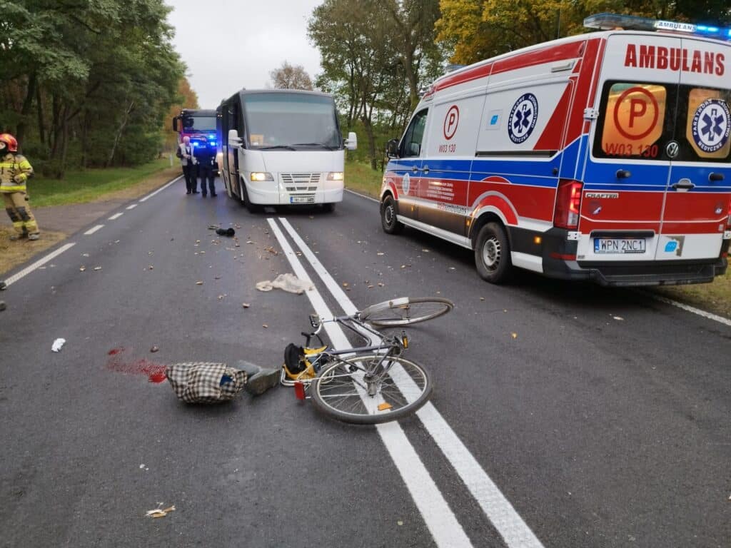 Mazowieckie: Zderzenie rowerzysty z autokarem wiozącym dzieci. Na DK60