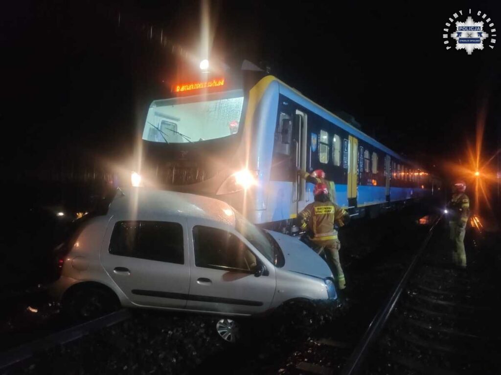 Pomyliła drogę i wjechała na tory. Pociąg uderzył w samochód foto: Policja