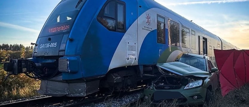 Śmiertelny wypadek na trasie Stargard-Piła. Samochód wjechał po pociąg