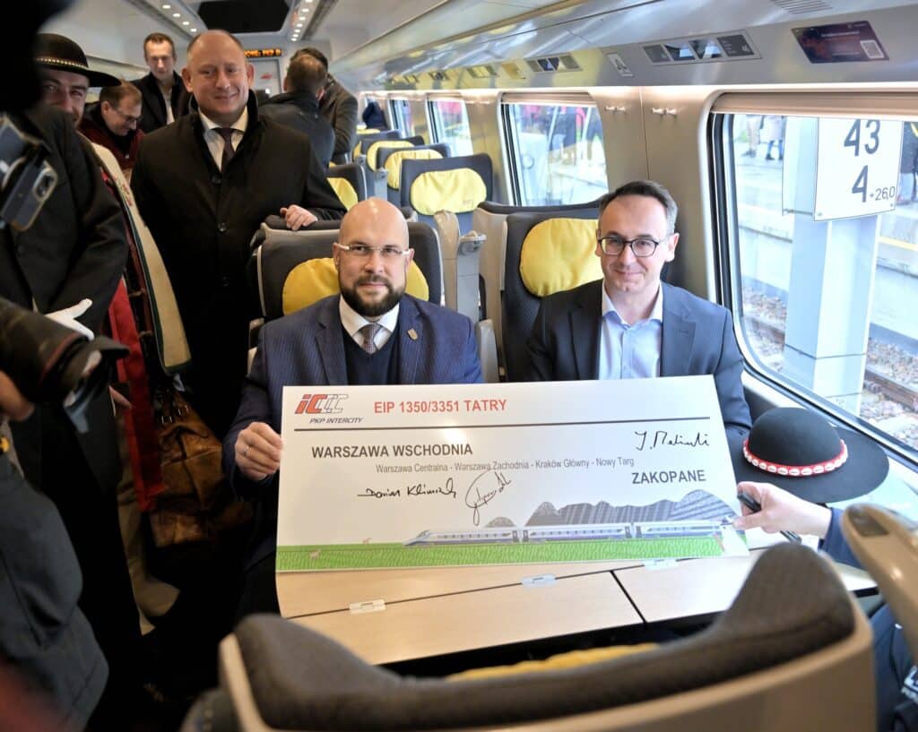 92. urodziny Zakopanego. Tort, Biały Miś z Krupówek i Pendolino foto: UM Zakopane