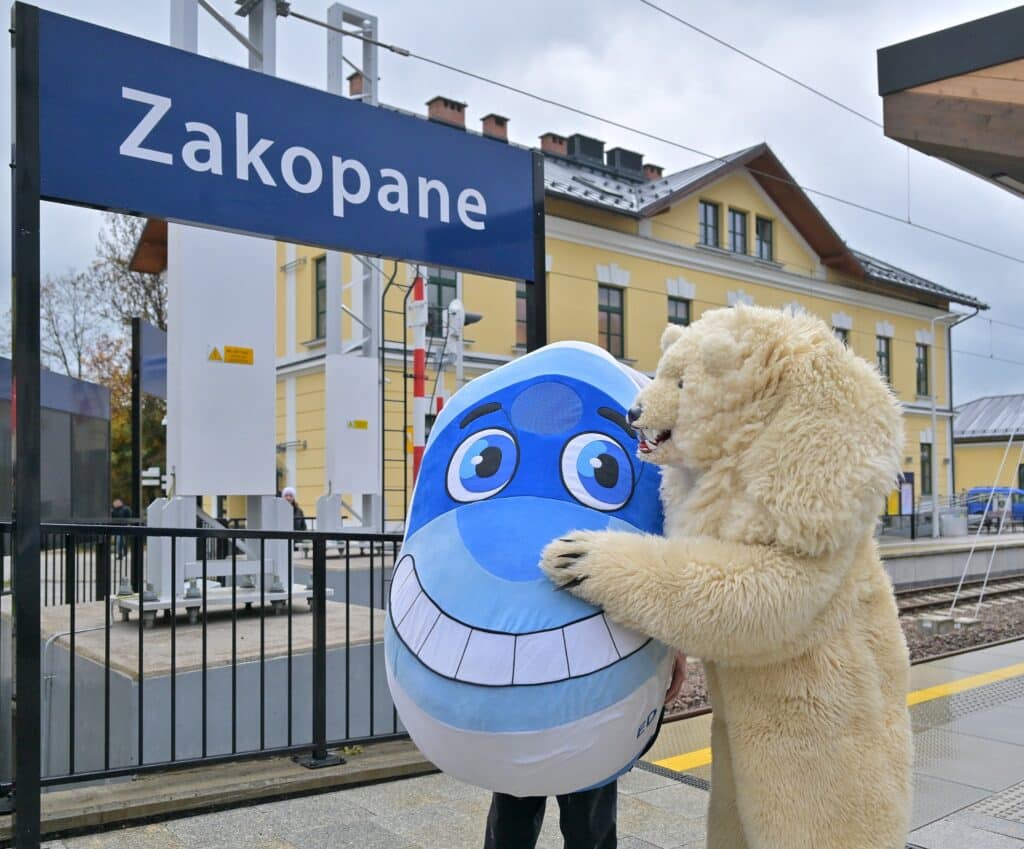 92. urodziny Zakopanego. Tort, Biały Miś z Krupówek i Pendolino foto: UM Zakopane