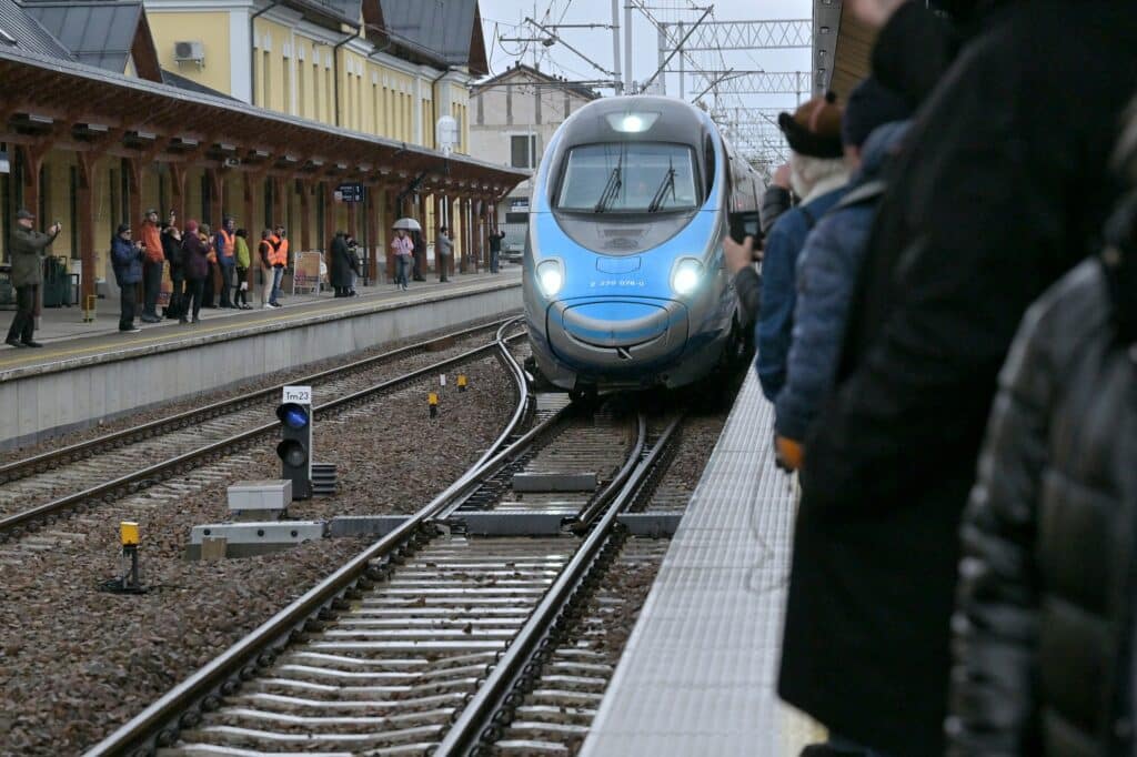 92. urodziny Zakopanego. Tort, Biały Miś z Krupówek i Pendolino foto: UM Zakopane