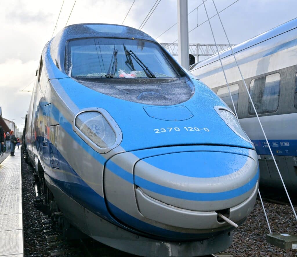 92. urodziny Zakopanego. Tort, Biały Miś z Krupówek i Pendolino foto: UM Zakopane