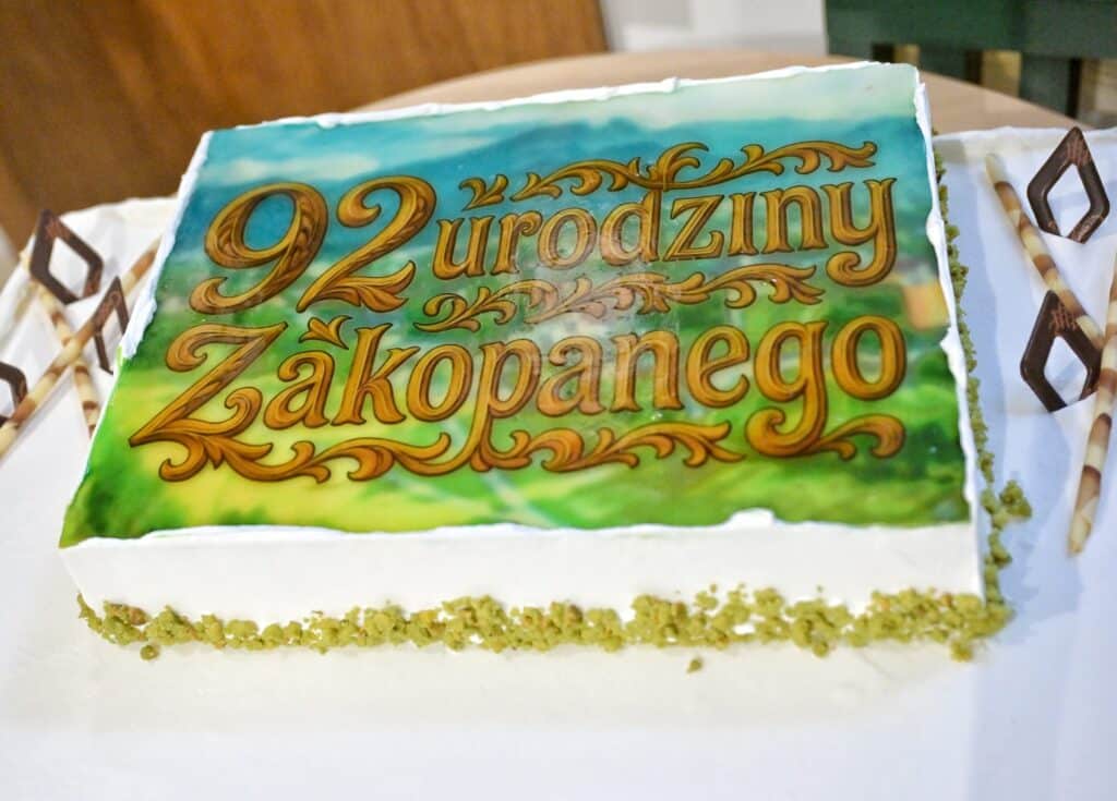 92. urodziny Zakopanego. Tort, Biały Miś z Krupówek i Pendolino foto: UM Zakopane