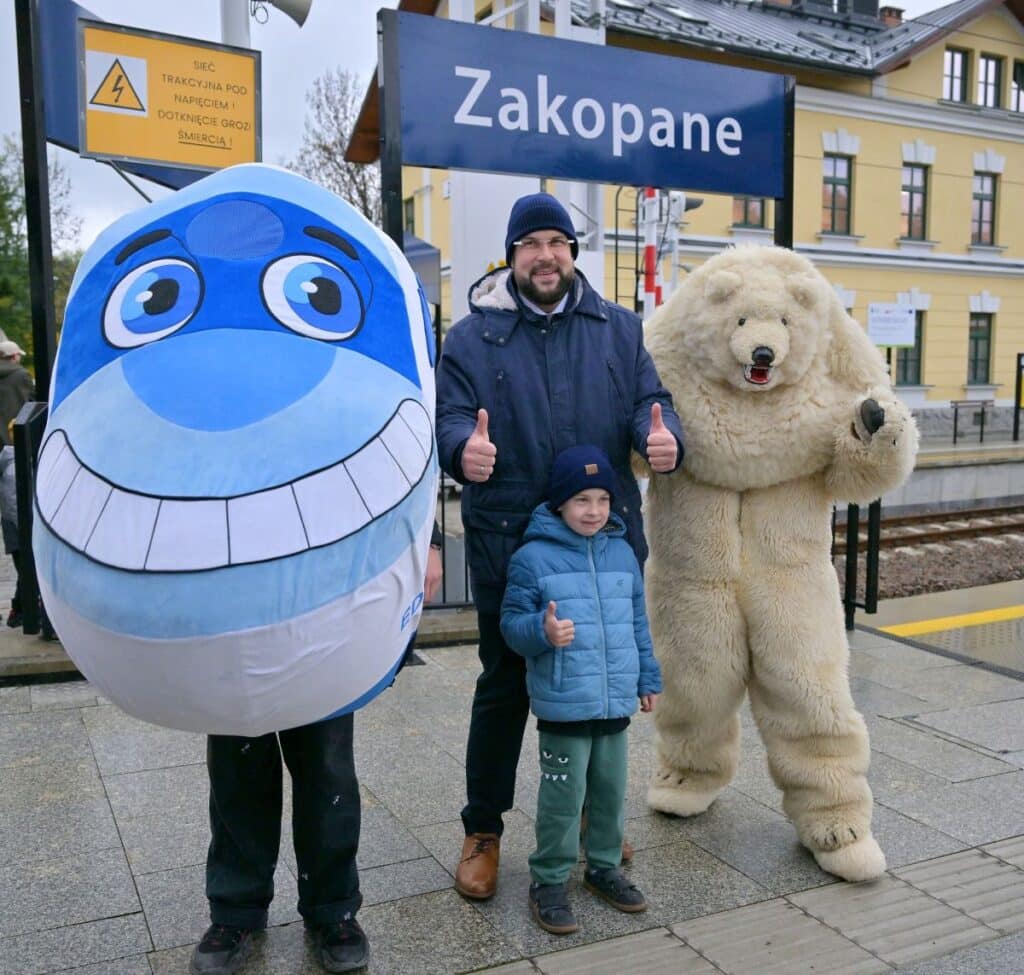 92. urodziny Zakopanego. Tort, Biały Miś z Krupówek i Pendolino foto: UM Zakopane