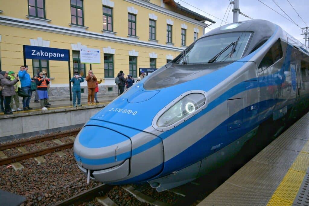 92. urodziny Zakopanego. Tort, Biały Miś z Krupówek i Pendolino foto: UM Zakopane