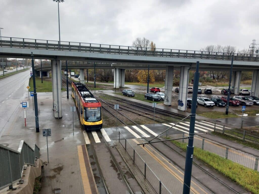 Warszawa: Tramwaj stoi przed pętlą, pasażerowie nie mogą wysiąść, peron stoi pusty