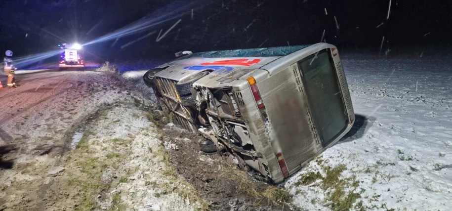Pomorskie: Autobus wpadł do rowu. Siedmiu pasażerów, nikt nie ucierpiał
