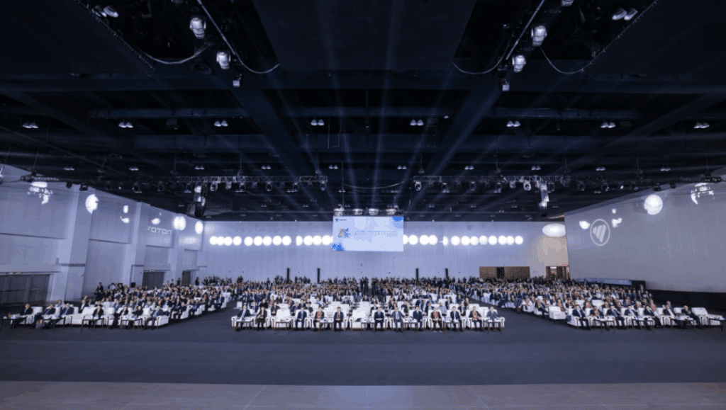 Autobusowy zjazd Fotonu w Pekinie. Plan globalnej dominacji i 3600 wodorowców