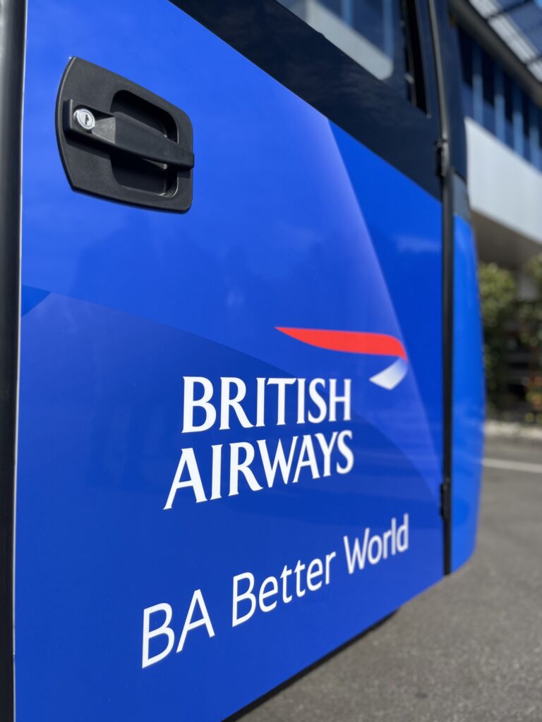 COBUS przyspiesza elektryfikację lotnisk. Litwa kupuje 12 e-busów, Anglia świętuje 5000. egzemplarz,