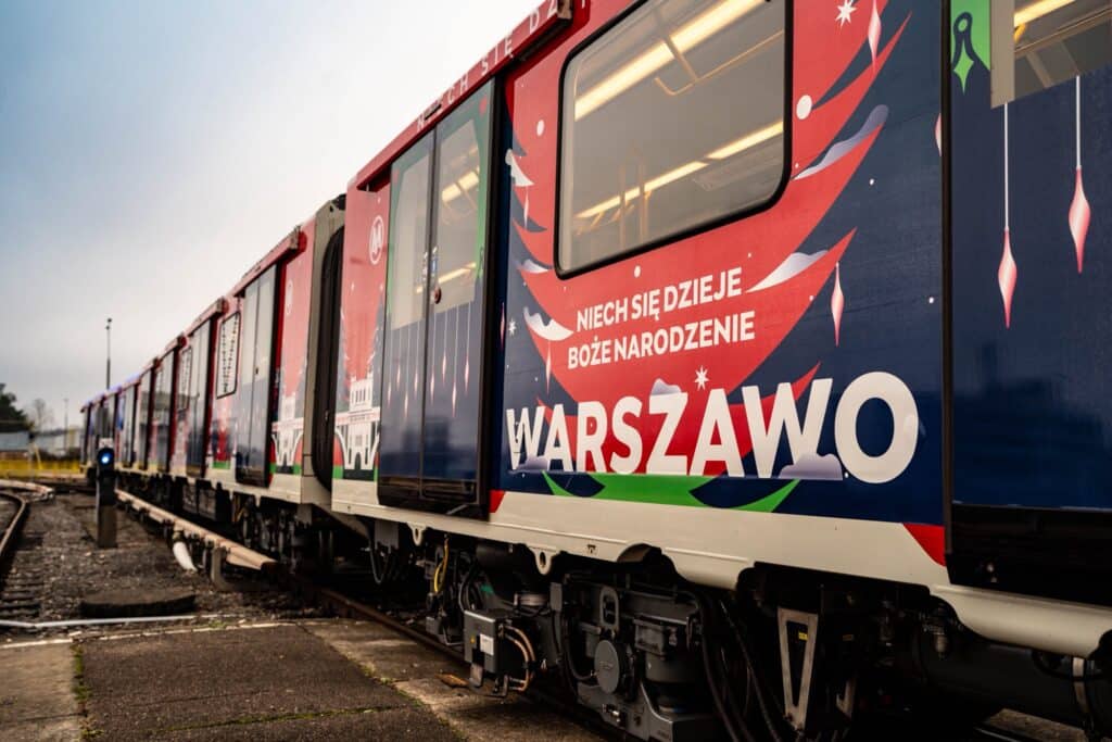 Warszawa: 1 grudnia na ulice wyjadą świątecznie oklejone pojazdy transportu publicznego