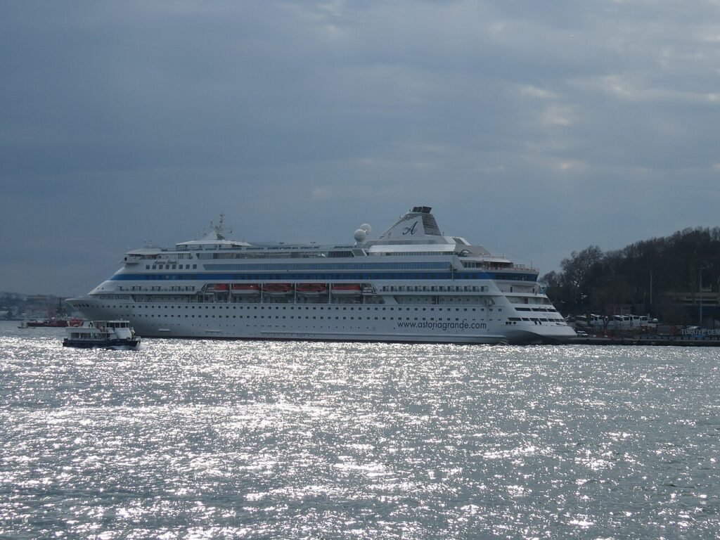 „Astoria Grande” zatrzymana. Turcja odmawia wpuszczenia rosyjskiego wycieczkowca do Stambułu źródło: Wikipedia