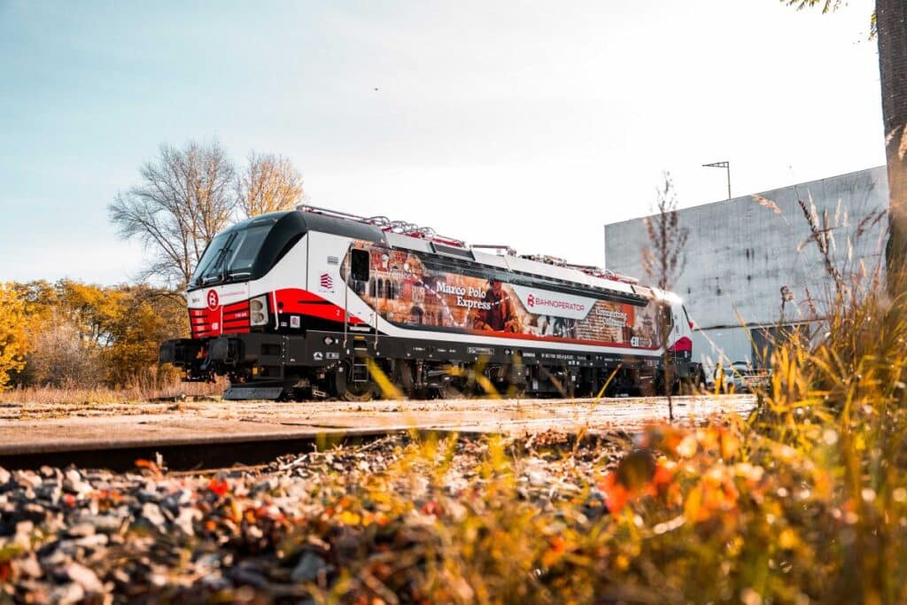 Pierwszy polski odbiorca z lokomotywą Vectron homologowaną na Włochy foto: Siemens