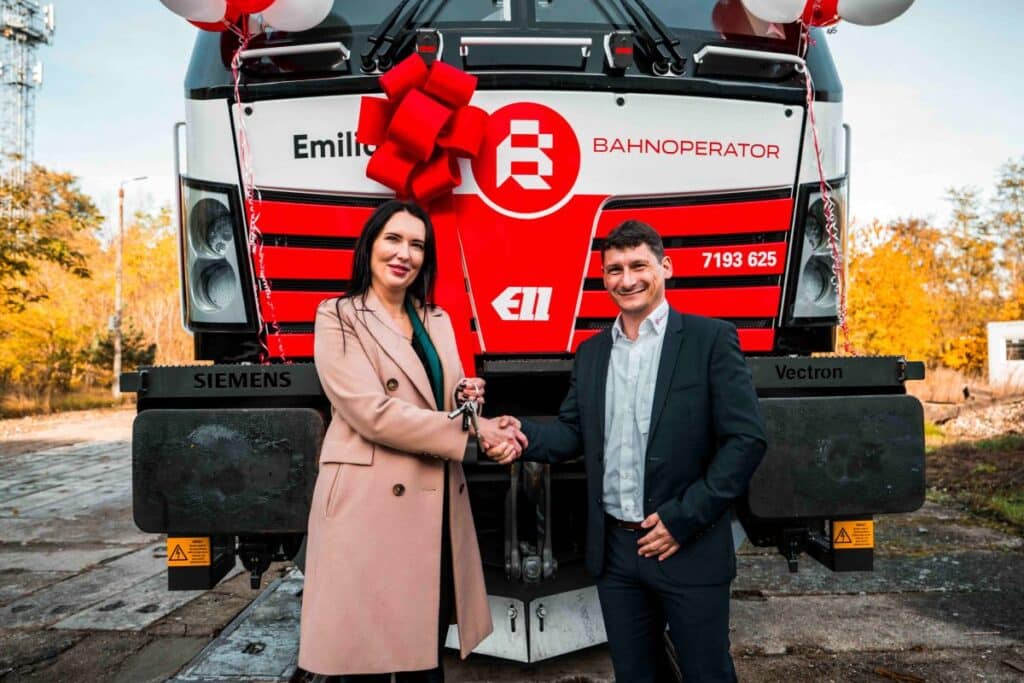 Pierwszy polski odbiorca z lokomotywą Vectron homologowaną na Włochy foto: Siemens