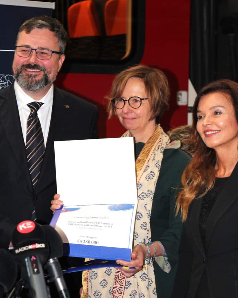 Podpisanie umowy na dofinansowanie słowackich kolei/foto: ZSSK