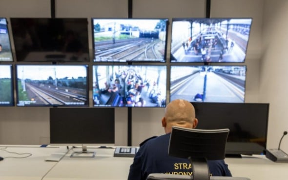 Mężczyzna przyjechał na parking rowerowy, zostawił swój jednoślad, a chwilę później ukradł inny, nowszy rower, należący do innego użytkownika.