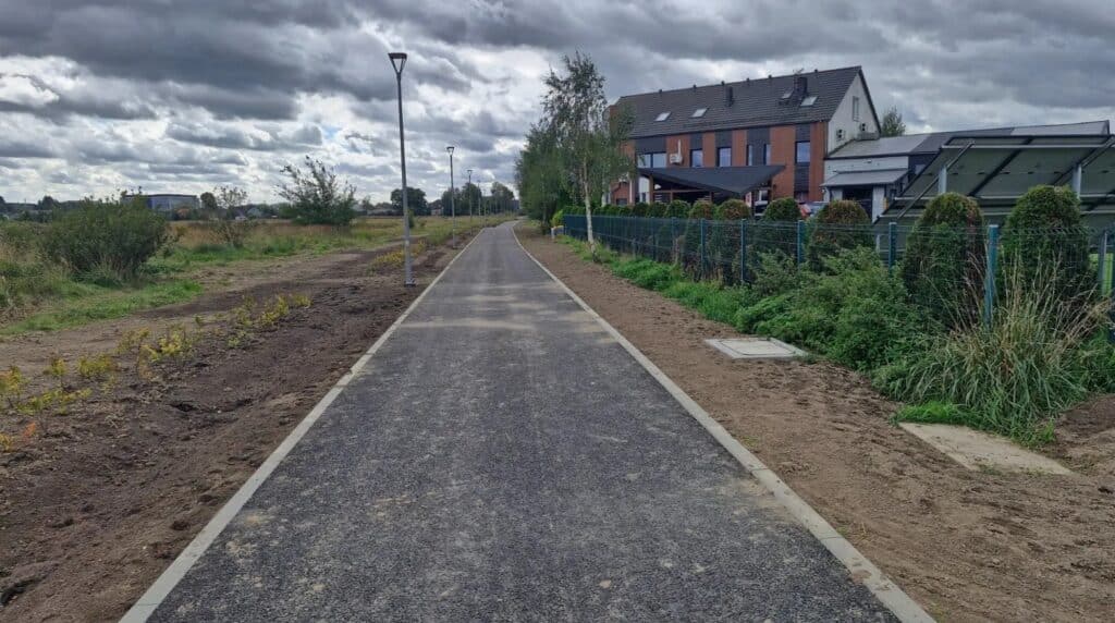 Nowy odcinek ma niemal 500 metrów długości i 3 metry szerokości. Został wykonany z odwodnieniem i wyposażony w oświetlenie