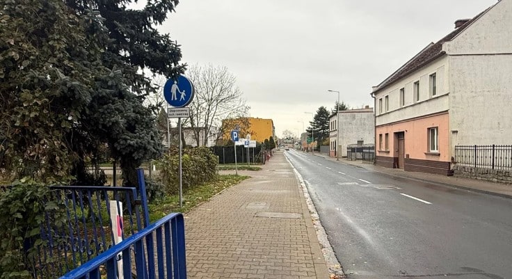 Generalna Dyrekcja Dróg Krajowych i Autostrad oficjalnie dopuściła ruch rowerów na chodniku przy ul. Jana Pawła II.