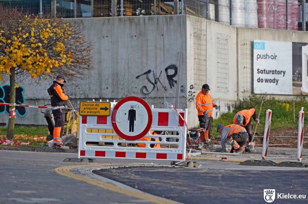 Wykonawcą jest firma Budynk, która jako pierwsze zajmie się odcinkiem od rejonu Poczty Polskiej w stronę węzła Żelazna/Grunwaldzka.