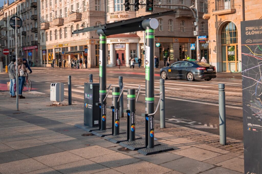 W czterech kluczowych lokalizacjach pojawiły się właśnie solarno-zasilane stacje do bezpłatnego ładowania hulajnóg i rowerów elektrycznych.