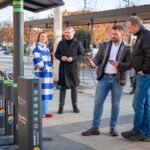 W czterech kluczowych lokalizacjach pojawiły się właśnie solarno-zasilane stacje do bezpłatnego ładowania hulajnóg i rowerów elektrycznych.