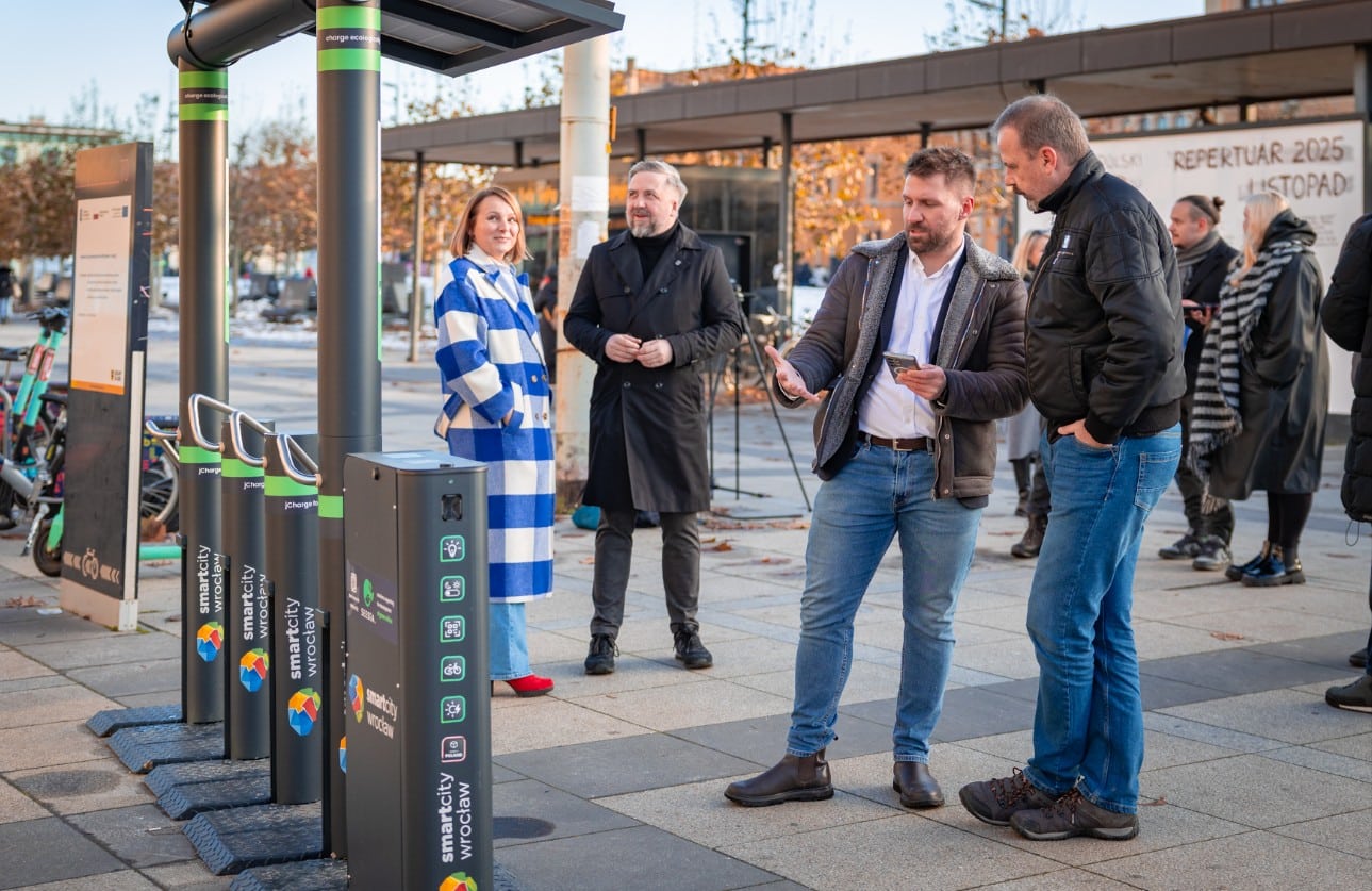Infobike - Wrocław uruchamia solarne stacje ładowania. 16 nowych punktów dla hulajnóg i rowerów elektrycznych