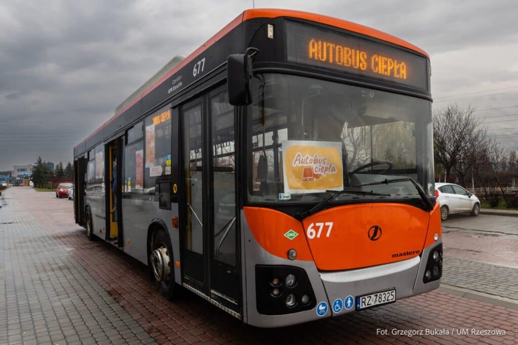 Jelcz M121 CNG jako Autobus Ciepła. Piąta edycja akcji na ulicach Rzeszowa