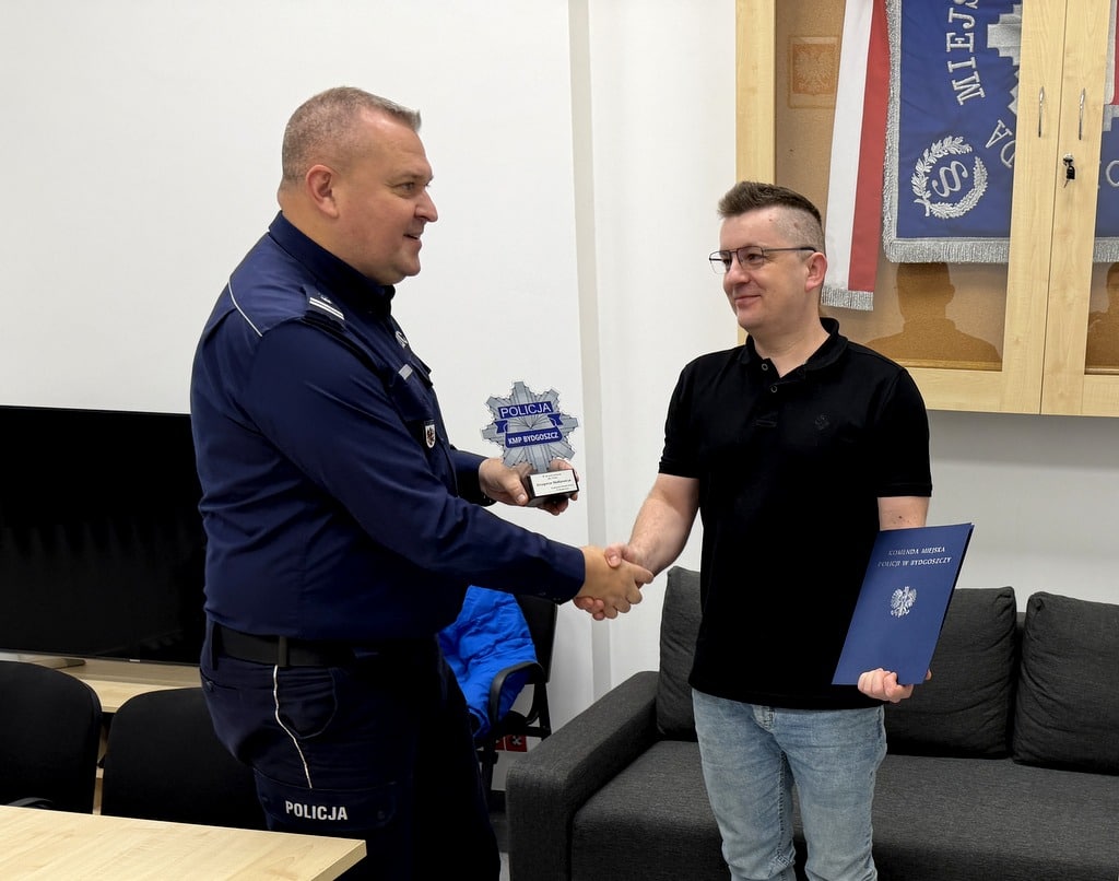 Kierowca MZK Bydgoszcz wykazał się zimą krew i empatię. Komendant dziękuję for. Policja