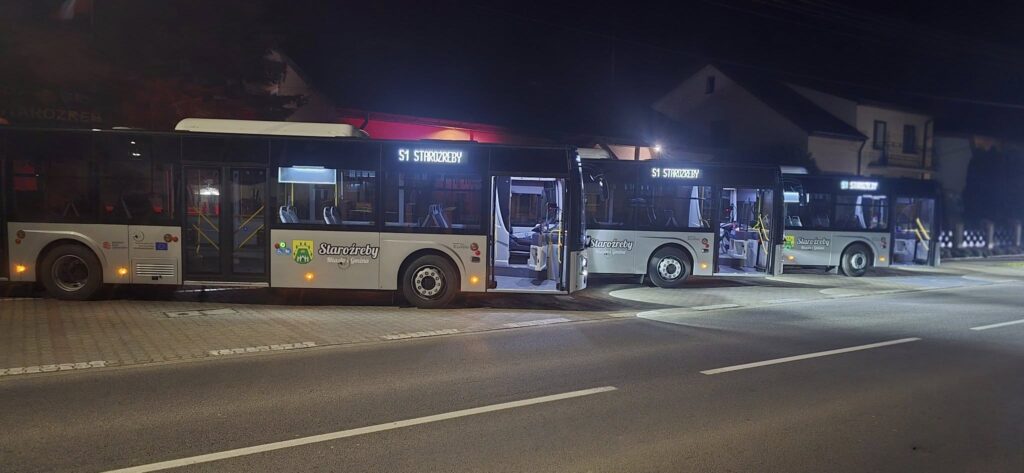 Gmina Staroźreby odebrała trzy nowe autobusy Güleryüz Ecoline 12LF / fot. Kamil Groszewski - FB