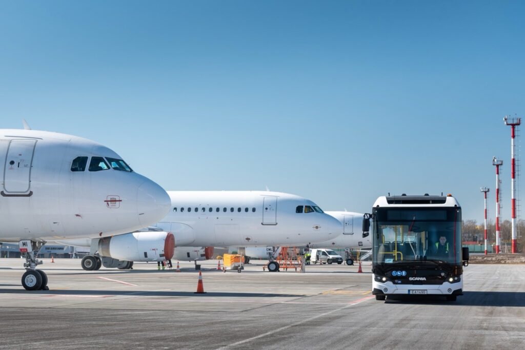 COBUS przyspiesza elektryfikację lotnisk. Litwa kupuje 12 e-busów, Anglia świętuje 5000. egzemplarz,